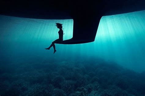 Photographer and model dive to unbelievable depths for。